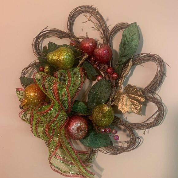 Christmas shiny fruit wreath.  Inv 278 - Picture 1 of 2